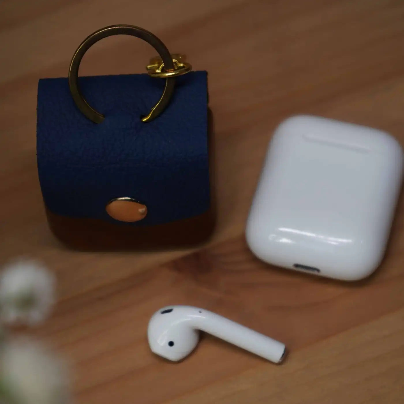 حافظة ⁦Airpods⁩ من الخشب الأنيق - أزرق