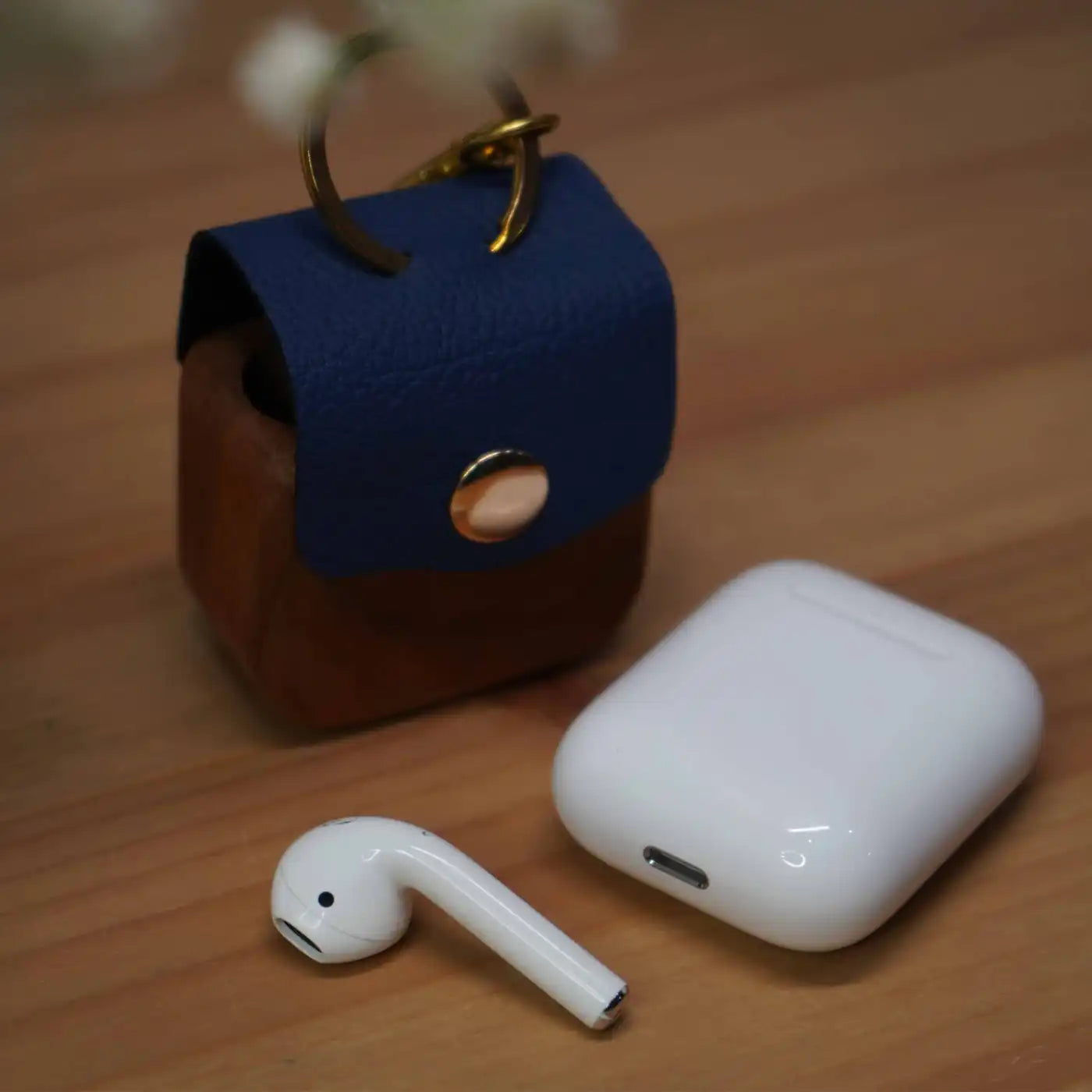 حافظة ⁦Airpods⁩ من الخشب الأنيق - أزرق