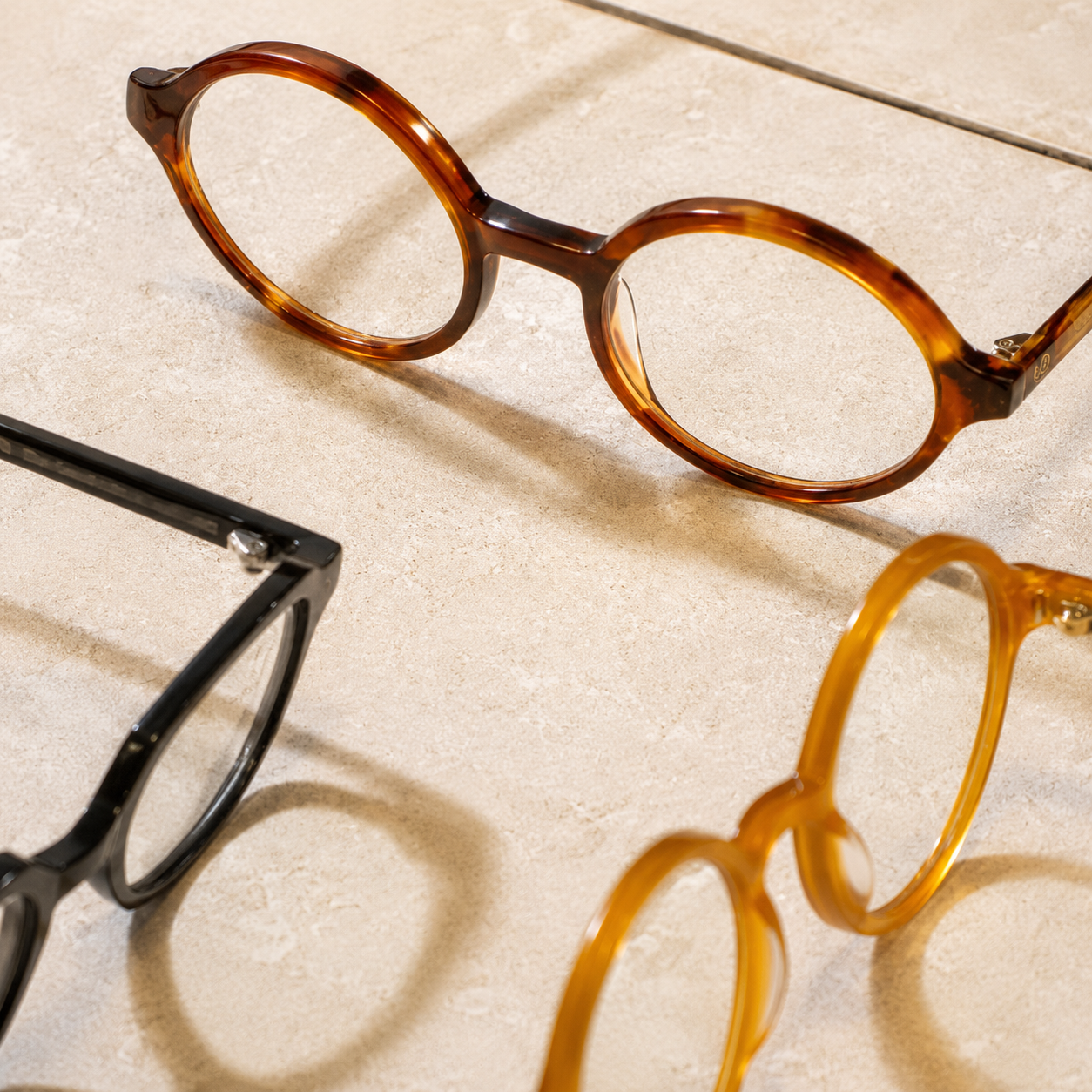 BARNER chelsea made from natural materials- Caramel Tortoise in-use view